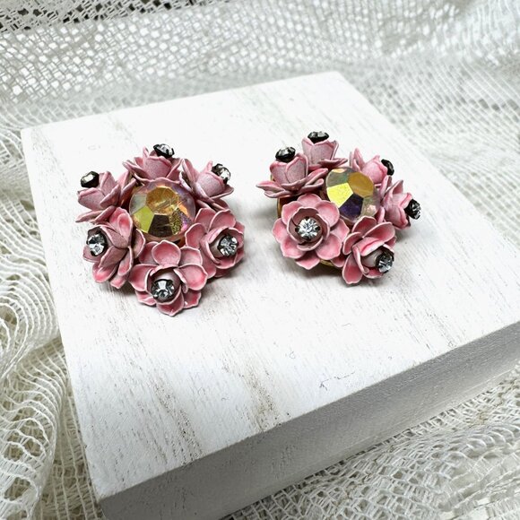 Vintage Pink Flower Rhinestone Clip-On Earrings With Sparkling Centerpiece & Pet - Picture 4 of 6